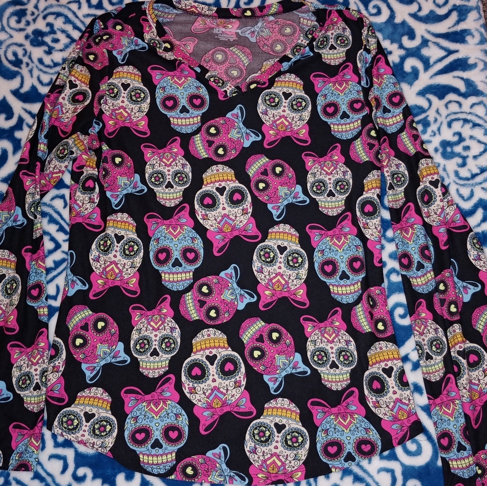 No Boundaries long sleeve. Size XL. Multi colored skulls.